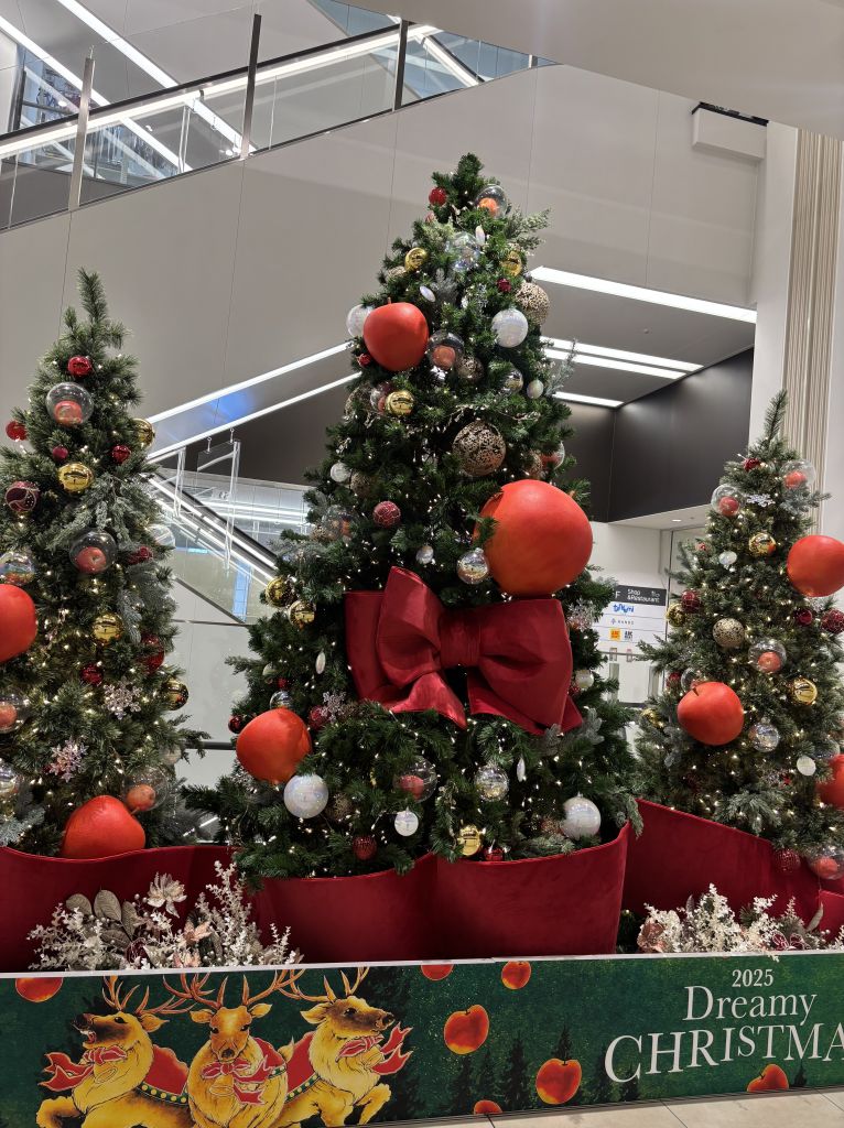 枚方に大きなクリスマスツリーがやってきました【枚方モール店